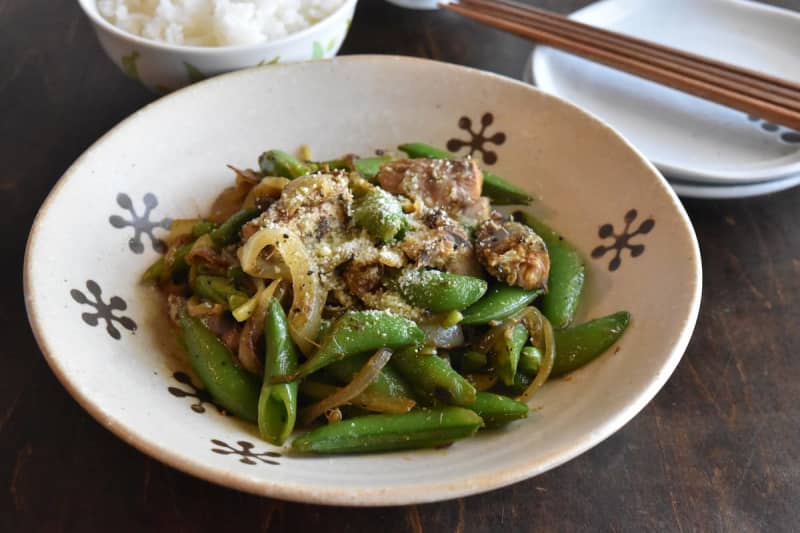 Curry flavor is appetizing! "Fried snap peas and canned mackerel with curry"