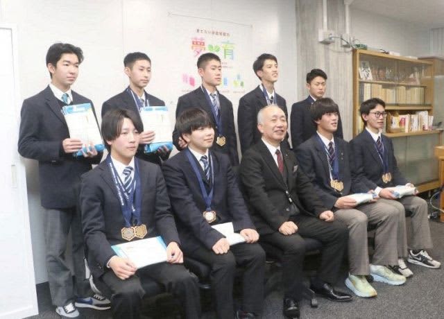 全国障害者スポーツ メダルを報告　岡山県教育長に特別支援学校9人
