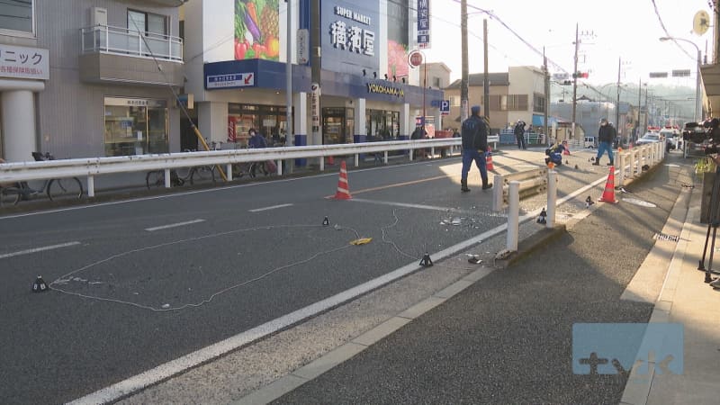 A car collided with a train waiting for a signal and three people were injured, and the car escaped Kanazawa-ku, Yokohama-shi