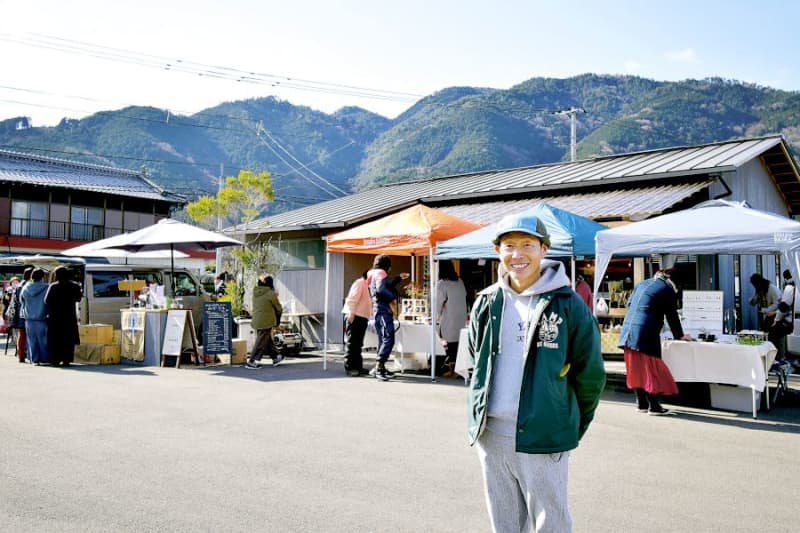 A homey oasis spread out on the cafe grounds "I want to become a local daily life someday" Mikamo Marche (…