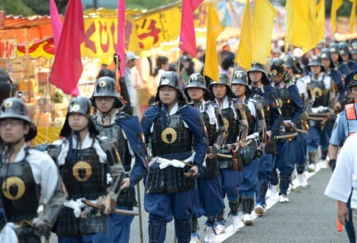 甲冑武者姿の随兵に扮する予備校生ら