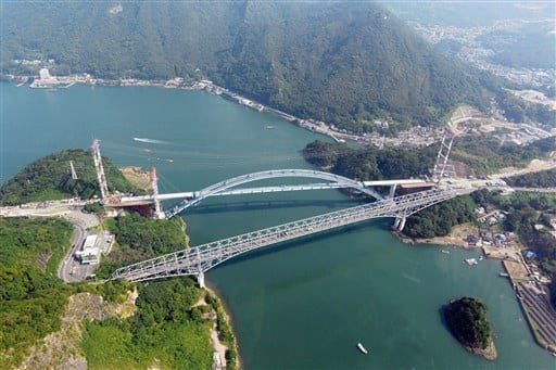 上天草市大矢野町(左)と宇城市三角町を結ぶ天草1号橋(下・天門橋)。上は建設中の新1号橋