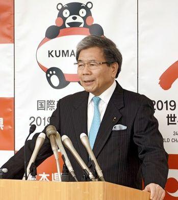 海外でくまモン関連商品の販売を自由化することについて、質問に答える蒲島郁夫知事