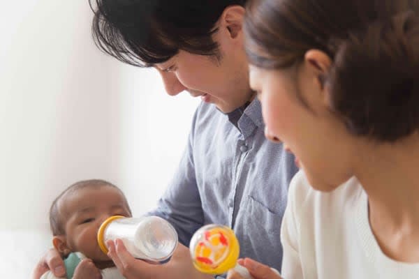夫が育児に参加するのは当たり前？　子育て世代の男女間で認識に大きな差も…　育児の役割分担がうまくできていないと、体力的も精神的にも大変なものだろう。