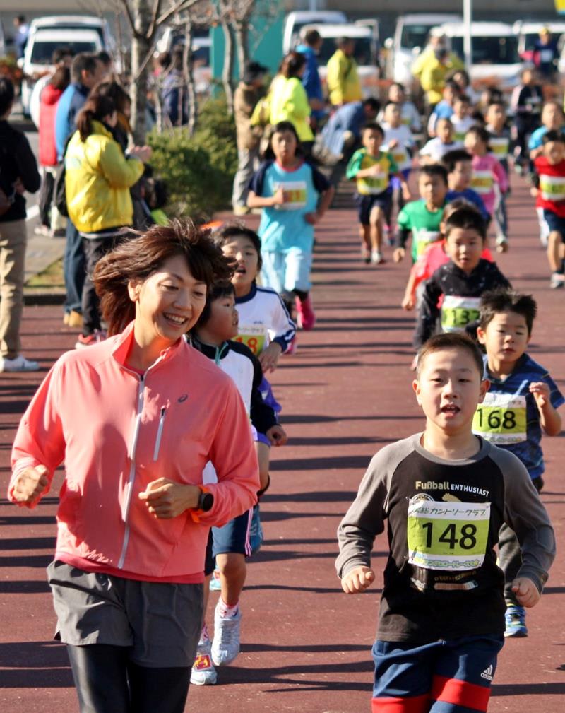 Qちゃんと笑顔でランニング　過去最多1017人参加　睦沢で“健幸”ロードレース