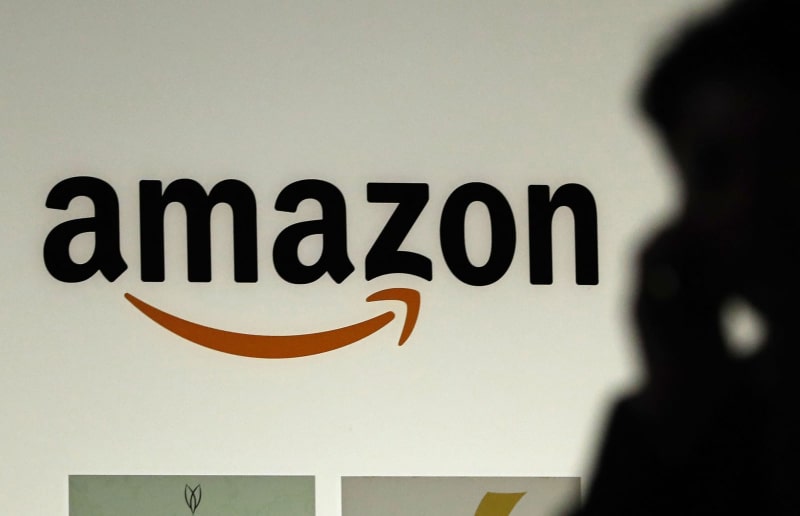 アマゾンジャパン本社前のロゴマーク=東京都目黒区