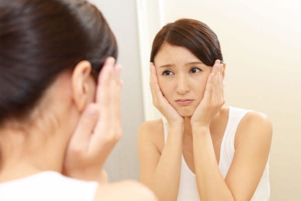 「お肌の曲がり角」も関係？　すっぴんを他人に見せたくない人の割合は…　化粧とは「化け(ばけ)粧う（よそおう）」と書く。すっぴんを見せるのは勇気がいるものだが…