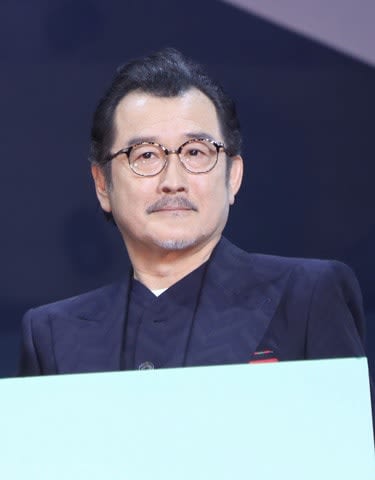 吉田鋼太郎：「本当にすてきな先輩」大杉漣さんの役を引き継ぐ　撮影中も「ここにいる」