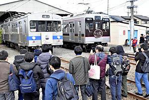 「7000系車両」別れ惜しむ鉄道ファンら　飯坂線で営業運転終了
