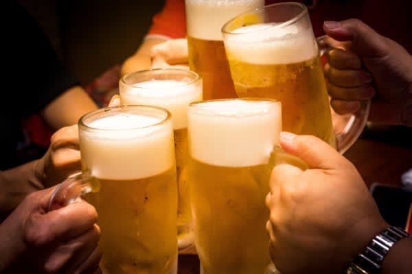 急性アルコール中毒で搬送された経験は…　若者ではお酒の楽しみ方に変化の兆しも　飲み会の場は楽しくつい飲み過ぎてしまう人もいるが、中にはアルコール中毒で搬送される人も…