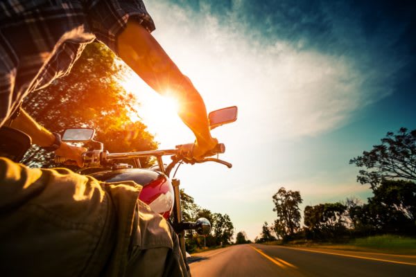 夢は愛車と世界一周旅行？　日本を飛び出してツーリングしてみたいライダーの割合は…　今では男性のみならず、女性も大きなバイクにまたがりツーリングをしている姿をよく見かけるようになったが…