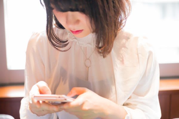 スマホなしでも生きていける？　恋愛体質の人は依存しがちな傾向も明らかに　電車や街中でスマホに夢中になっている人をよく見かけるが…