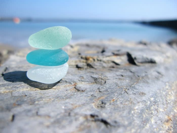 気分転換が副業に? 海で遊んで稼ぐ「シーグラス」とは