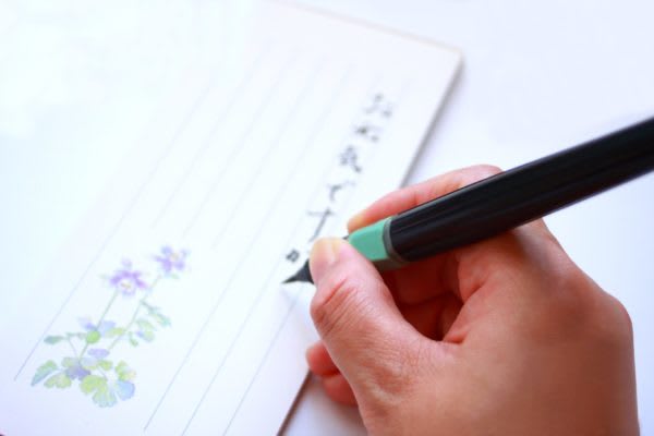 自分は「字がうまい」と自信を持って言える？　若い人に自称達筆率が目立つ傾向も　IT化が進んではいるものの「手紙」「書類」「メモ書き」など、字を書く場面はたくさんある。果たして、自信を持って筆を取れる人はどれ程いるのだろうか。