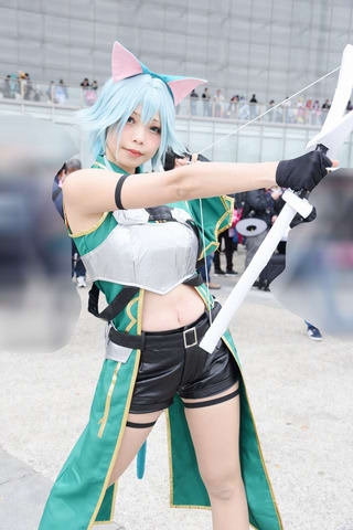ニコニコ超会議2019：「SAO」ネコ耳シノンの美女レイヤー　ヘソ出し衣装で登場