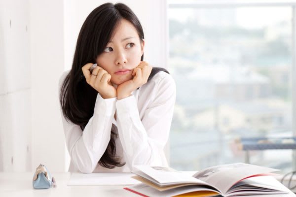 年上に恋心を抱いた学生時代の甘酸っぱい思い出　教師に恋したことのある人は？　学生時代、様々なことを教えてくれる先生はカッコよく見えるもの。恋心を抱いた人はどのくらいいるのだろう。