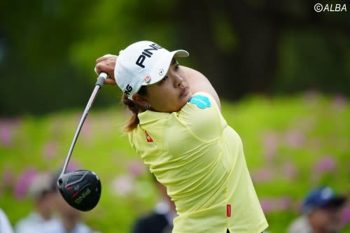 ＜中間速報＞鈴木愛が単独首位キープ　2差に永井花奈ら5人