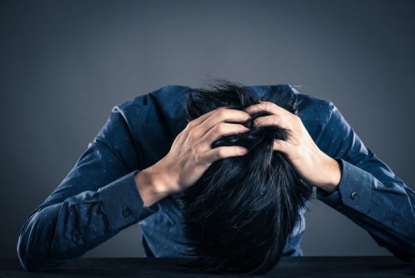 時間が解決してくれるもの？　未だに乗り越えられない過去がある人の傾向とは　できれば前向きに生きていきたいものだが、乗り越えらえれない過去もある。
