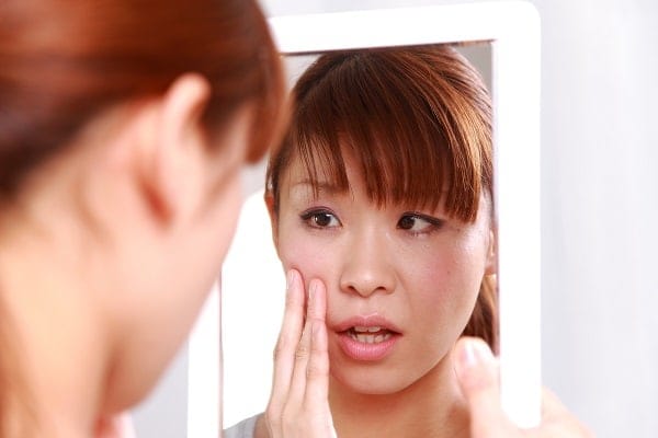 恋愛で外見の若さは取り戻せない？　若年層のほうが老けて見られがちと判明　人との会話で出がちな「若く見えるね」という嬉しいセリフ。しかし、ときには老けて見られてしまうことも…