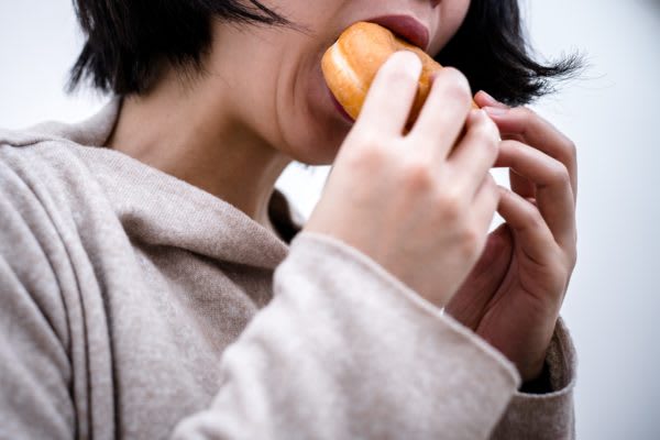 炭水化物を控えている人の割合は…　男性はラーメンやファストフードが止められない？　炭水化物を控える糖質制限ダイエット。ロカボとも呼ばれて人気だが、実践している人の割合は…