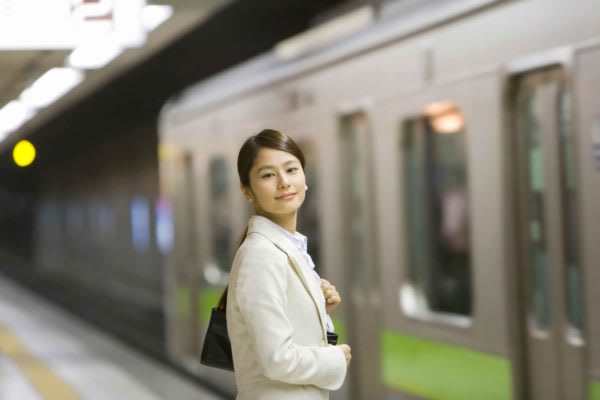 スマホの普及で減少か？　最寄り駅の時刻表を携帯している人の割合　最寄り駅の時刻表をパスケースに入れるのは、定番の行為だった。スマホの普及で、変化はあるのだろうか。