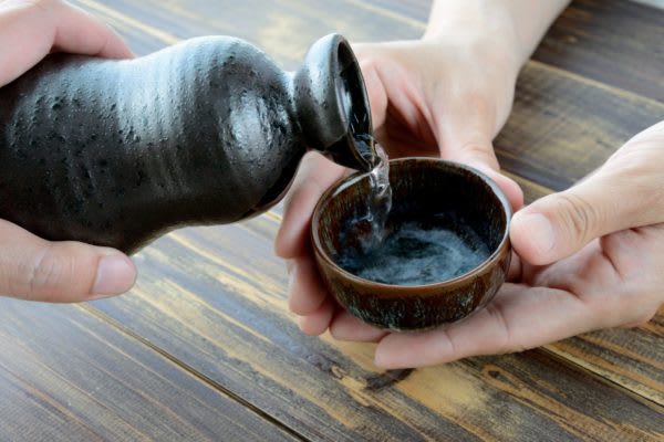 父親とのサシ飲みはハードルが高い？　30代男性に目立つものの意外な経験率が判明　飲みの場は人の心を開き、普段話せないことを打ち明けることもできる。親子水入らず、父親とゆっくりお酒を飲み交わす人もいるのだろうか。
