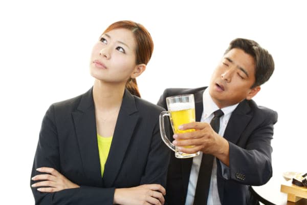 お酒は人生崩壊と紙一重？　酔っ払いトラブルに巻き込まれがちな世代は…　人間関係の諍いにたびたび付いてくる「お酒」。実際に酔っ払ってトラブルに巻き込まれた人はいるのだろうか？