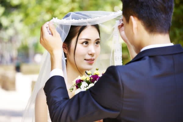 幸せ論争に終止符？　未婚は人生損なのか、既婚者の約8割「そんなことない」　生き方に多様性のある現代。それでも適齢期になれば結婚をせかされる人もいるだろう。未婚は人生損なのか既婚者の回答は…