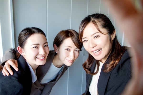 信頼できる仲間はいる？　自分への自信が信頼関係につながる傾向も　信頼関係を築くことは、簡単なことではない。では、本当に信頼できる仲間と出会うことができた人とは、どのような人なのだろうか。