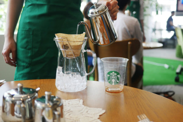 スタバの新作「プリン アラモード フラペチーノ」　レトロな見た目が最高に可愛い　レトロ可愛い看板やロゴを思わず写真に収めたくなるような、新しいプロモーション「スタアバックス珈琲」が始動。