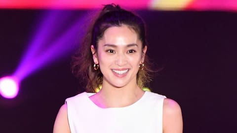 中村アン：美ボディー際立つ白ワンピ　高めポニテでヘルシーな魅力