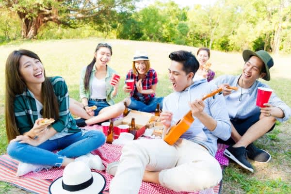 友達が多い人は人柄もいい？　人生の先輩たちからは辛口評価が…　友達の多い人は、なぜ人が集まりやすいのだろうか。友達の多さと人柄の関係性とは？
