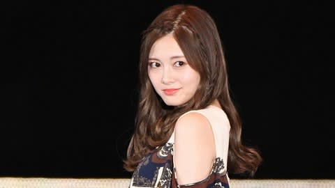 白石麻衣：ノースリーブ×切り替えスカートで肌見せコーデ　ガルアワで夏先取り