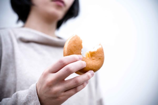 痩せたいのに夜に食べて後悔する女性　どんなに太っても食べる男性　夜中に食べる行為は太りやすいために、控えている人が多い。しかしつい食べたくなってしまうこともあるだろう。
