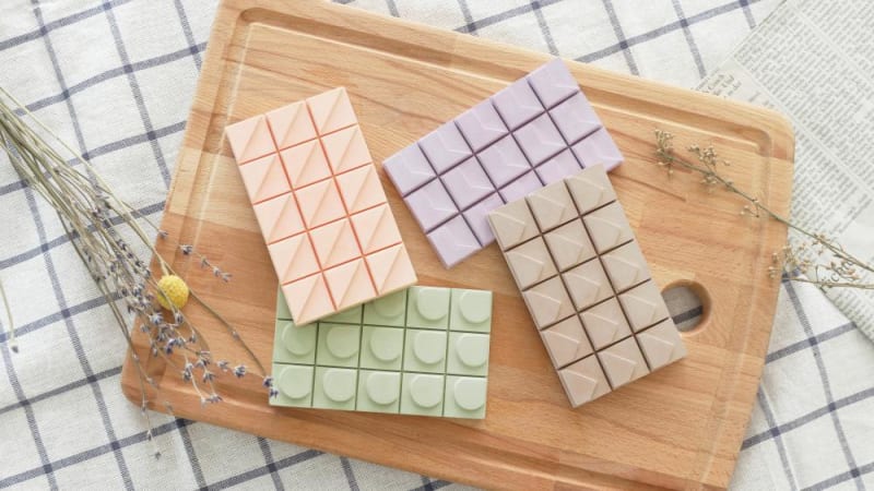 板チョコにしか見えない...　パキパキ割れるフレグランスがめちゃかわ。