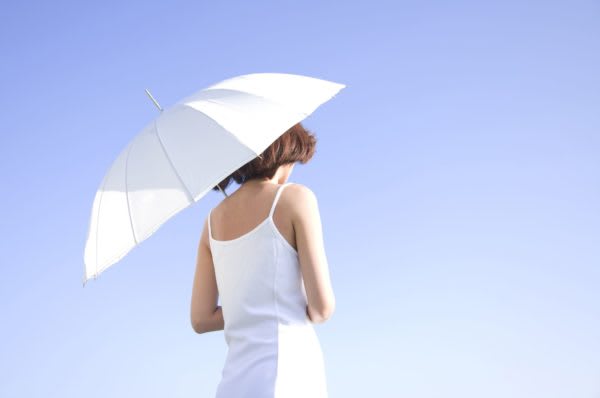 日傘をさしていたら「邪魔！」と怒鳴られた…　女性の体験談に同情の声　日傘をさして歩いていたら中年女性から「邪魔！」「迷惑！」と言われて…日傘マナーめぐる女性の体験談に同情の声。