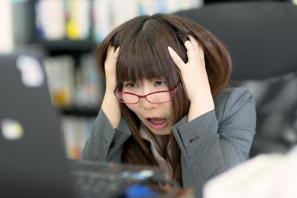 手軽なSNS投稿に注意！　「恥ずかしい動画」を公開してしまった経験者は…　多くの人の生活の中に浸透しているSNS。最近は動画やライブも多く投稿されているが、その分危険もあり…？