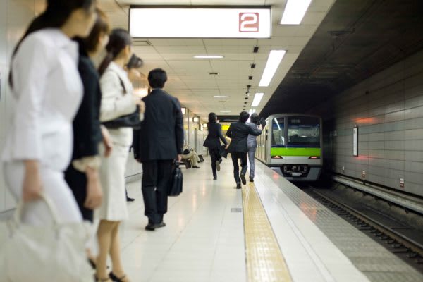 知らない人でストレス発散？　街中でわざとぶつかられる人の傾向とは　ネットを中心に、街中でわざとぶつかる人が問題になっている。どのような人が、ターゲットにされているのか。
