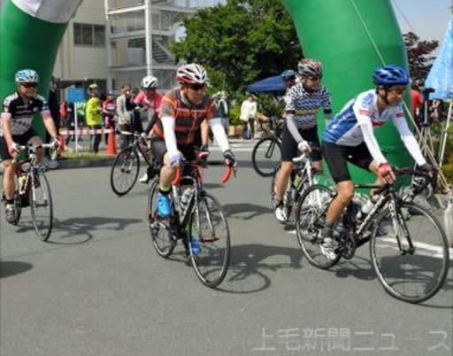 日差し浴びてさわやかな汗　藤岡、昭和で運動イベント