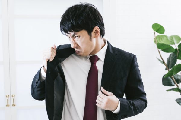 ワキガってどんな臭いなの？　「鉛筆の芯」や「玉ねぎ」などとの意見も　ワキガの臭いは強烈なものだと言われているが、具体的にはどのような臭いがするか知っているだろうか？