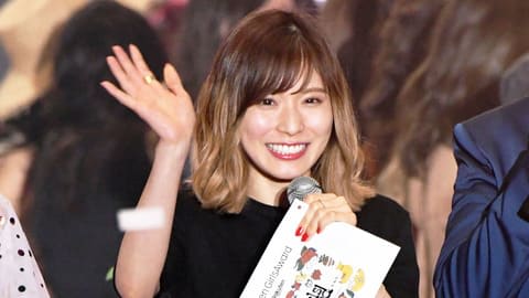 今週のファッションチェック 松岡茉優 金髪 にイメチェン チェック柄アシメスカートでキュートに チバテレ プラス