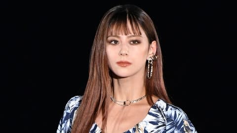 今週のファッションチェック：西内まりや　おなか見せパンツコーデでクールに