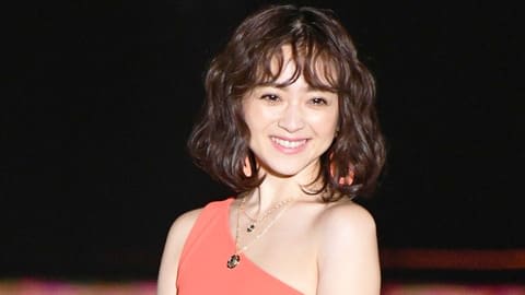 今週のファッションチェック：安達祐実　肌見せパンツスタイル　37歳でランウエーデビュー