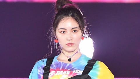 今週のファッションチェック：松井珠理奈　ヘビ柄ミニスカ＆スニーカーで元気に脚見せ