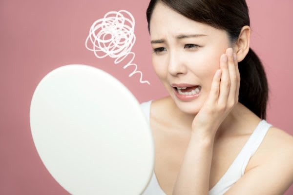 小顔な女性に憧れる？　「化粧品の減りが遅そう」「帽子のサイズに困るのでは」との声も　ふとした瞬間に目に入った自分の姿を見て、「もう少し○○だったらな…」と思う人も多くいるだろう。