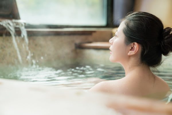 毎日湯船に入りたい？　30代は男女ともにシャワー派が多い傾向も明らかに　温かいお湯にゆっくりつかって1日の疲れをリセットすることも時には大切だが、毎日忙しい日本人はなかなか入浴に時間をとれない人も中にはいるはず。