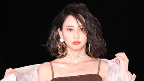 河北麻友子：夏のおなか見せコーデ　ブラウンで大人のムード　投げキスも