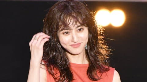堀田茜：ほっそりおなか見せ！　大人のラフな夏の装い