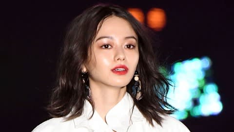 山本舞香：超ミニボトムですらり美脚　麦わら帽子×超ロングシャツで個性派カジュアル