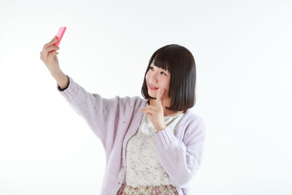 顔に自信がなければすっぴんは公開できない？　20代女性の多くが「勇気いる」　芸能人からはじまり、一般女性にも広まったSNSでの「すっぴん公開」。勇気のいることのように思えるが…。
